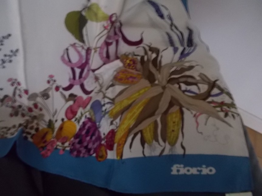 anni ’60 e ’70  a COMO: ricordare il disegno tessile di FIORIO (e il “lucidista” Guido Ferrario)  attraverso una conversazione. Fotografie di un gruppo di FOULARD e un grafico di Giovanna Baglio sul ciclo della stampa&nbsp;tessile