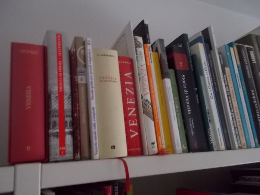 Biblioteca: il ripiano dedicato a VENEZIA, 29 DICEMBRE&nbsp;2019