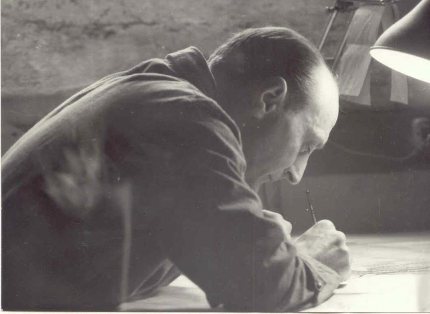 in ricordo di mio padre GUIDO FERRARIO   (1917-1988), chino sul suo tavolo da “lucidista”